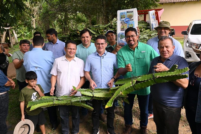 Prefeito David Almeida realiza ação do Manaus + Agro em ramal da Cooperativa na BR-174