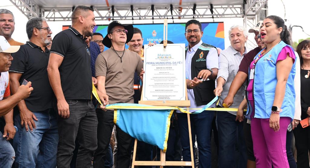 Prefeito David Almeida inaugura primeira feira municipal no bairro Colônia Antônio Aleixo