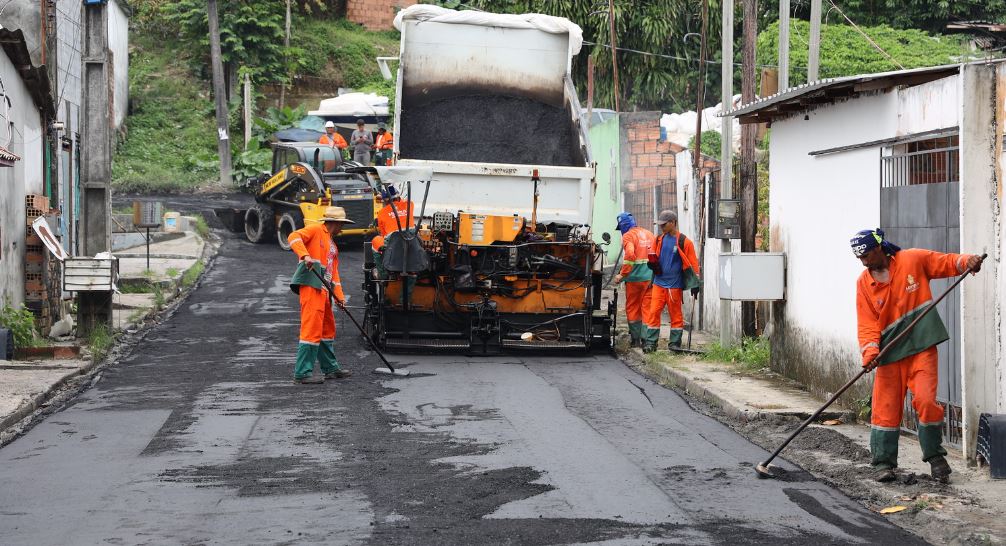 Programa ‘Asfalta Manaus’ da prefeitura recapeia rua do Novo Aleixo