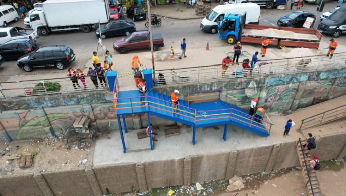 Prefeitura entrega nova escada metálica na Manaus Moderna