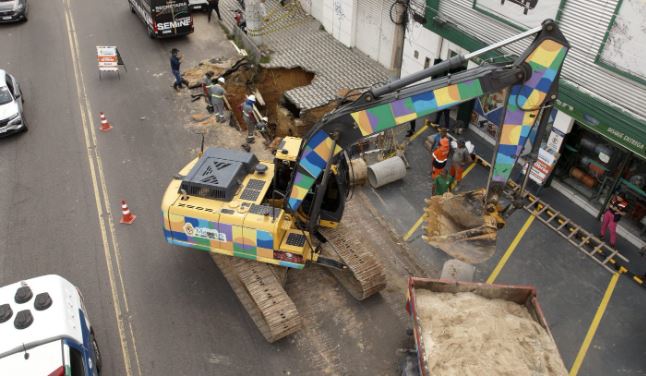 Prefeitura libera tráfego de veículos em trecho da avenida Tefé que recebe reparo emergencial na rede de drenagem