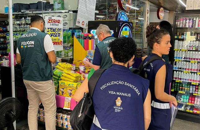 Operação conjunta do Procon Manaus e Vigilância Sanitária encontra irregularidades em supermercado da zona Norte