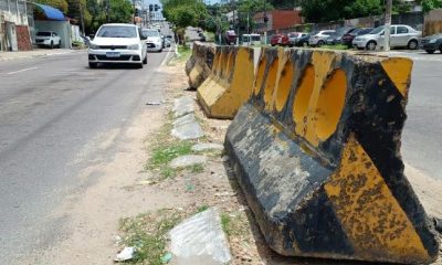 Prefeitura instala divisores de pista após veículos danificarem canteiro central na avenida Silves