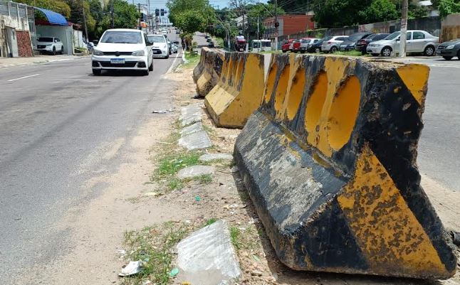 Prefeitura instala divisores de pista após veículos danificarem canteiro central na avenida Silves