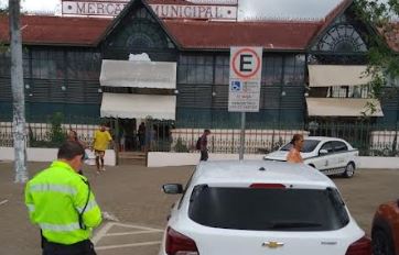 Prefeitura fiscaliza estacionamento irregular no centro comercial de Manaus