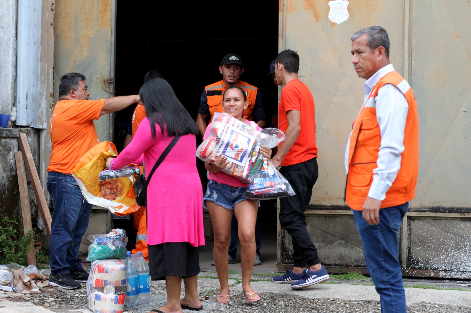 Prefeitura de Manaus entrega cestas básicas para 73 famílias no Mauazinho