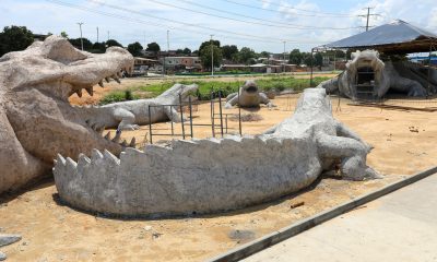 Esculturas gigantes recebem argamassa e concreto armado na etapa cênica do parque Amazonino Mendes