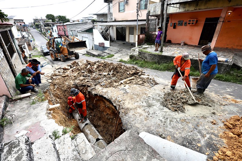 Prefeitura de Manaus recupera rede de drenagem afetada por tubulação de esgoto no bairro Japiim