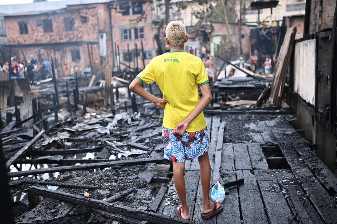 Prefeitura de Manaus dá assistência às famílias atingidas por incêndio nesta sexta-feira, 12