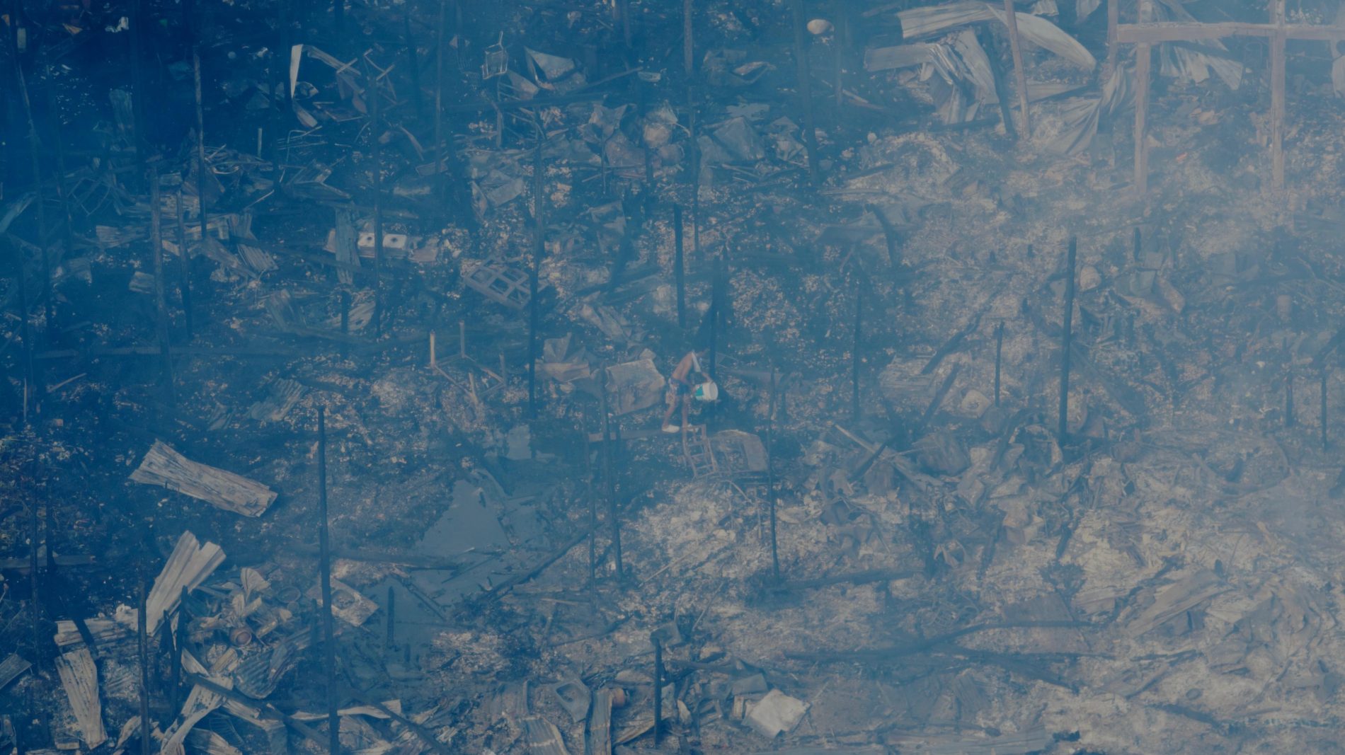 Prefeitura presta atendimento às famílias afetadas por grande incêndio no Centro de Manaus neste sábado (20)