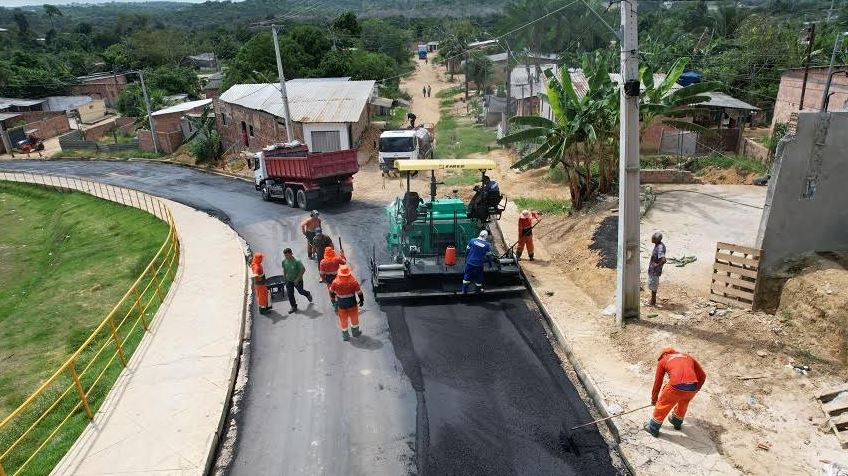 Prefeitura de Manaus pavimenta rua principal da comunidade Parque das Tribos