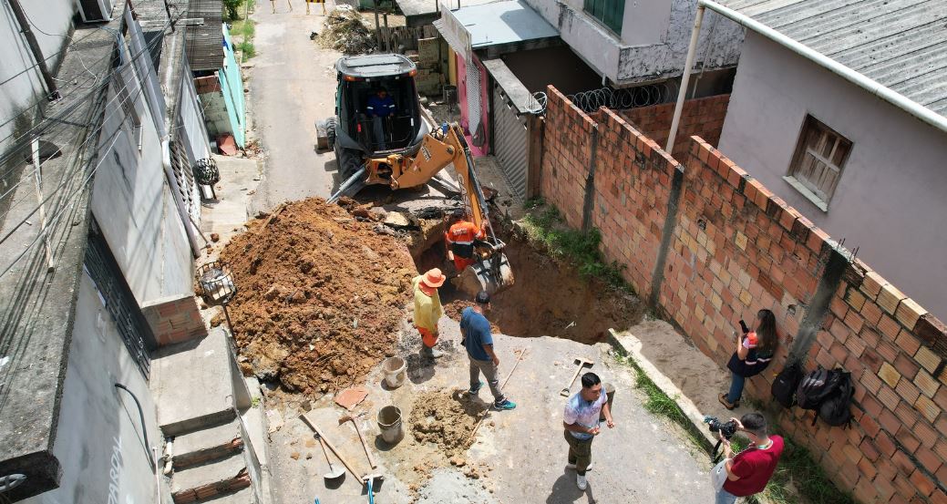 Prefeitura de Manaus inicia obra emergencial para fechar cratera na rua Pardal, comunidade Campos Sales