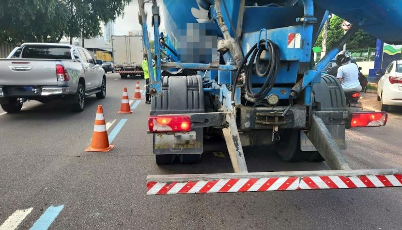 Prefeitura autua 12 caminhões em zona de restrição na avenida Mário Ypiranga Monteiro