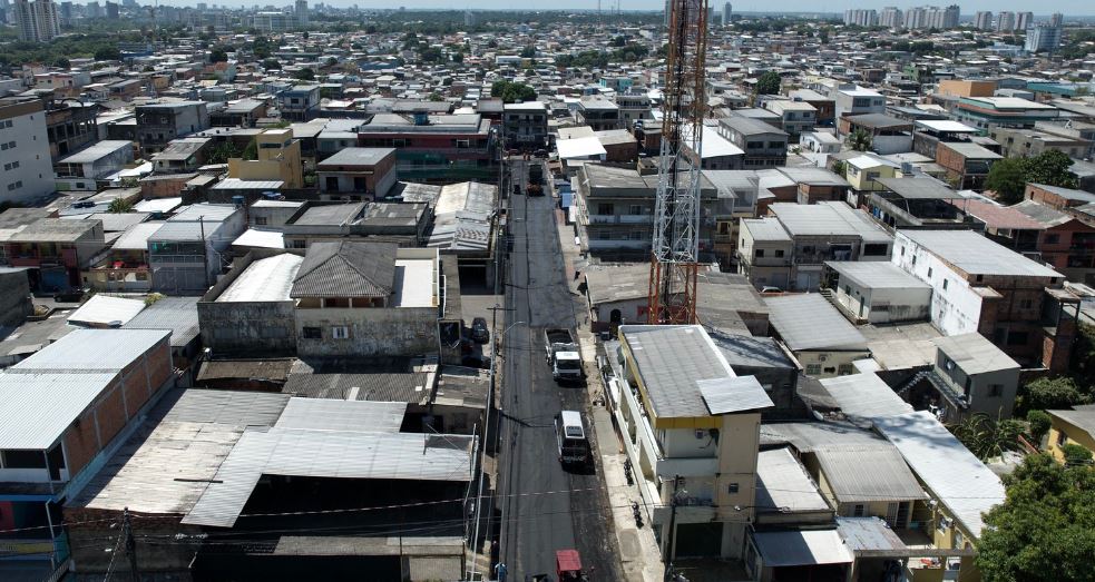 ‘Asfalta Manaus’ da prefeitura recapeia avenida principal no bairro Alvorada