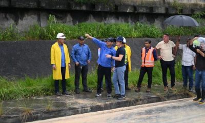 Prefeito inspeciona trabalho em trecho da avenida das Torres após queda de barranco