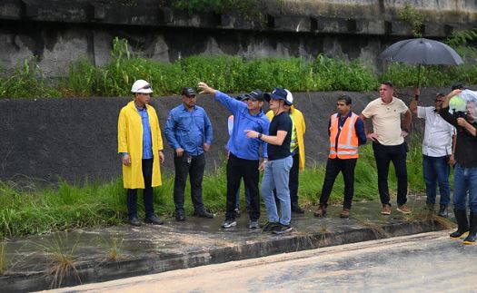 Prefeito inspeciona trabalho em trecho da avenida das Torres após queda de barranco