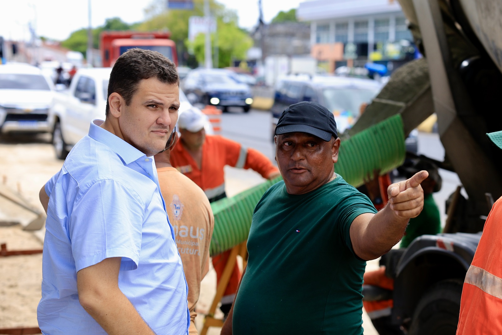 Equipes concretam últimos 300 metros de calçada na avenida Ephigênio Salles