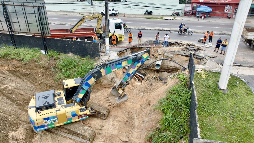 Prefeitura de Manaus atua para fechar cratera na avenida Constantino Nery