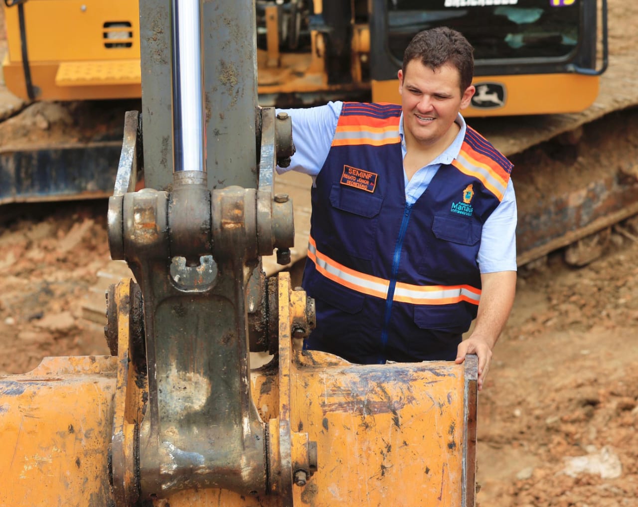 Prefeitura inicia última etapa da obra emergencial para conter erosão na avenida Constantino Nery