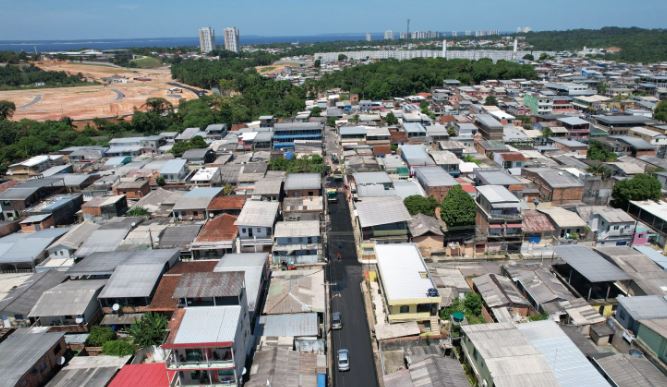 Prefeitura realiza recapeamento em via do bairro Tarumã em Manaus