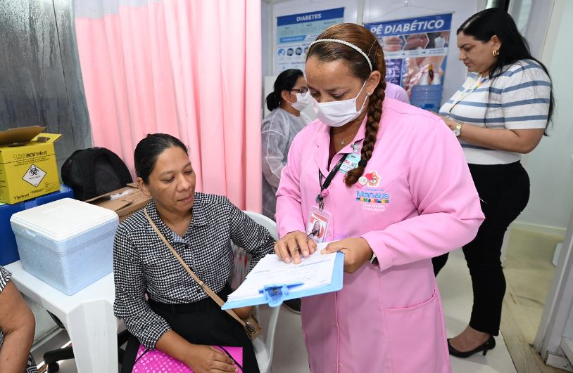 Prefeito acompanha atendimentos na Unidade Móvel da Saúde da Mulher na zona Norte de Manaus