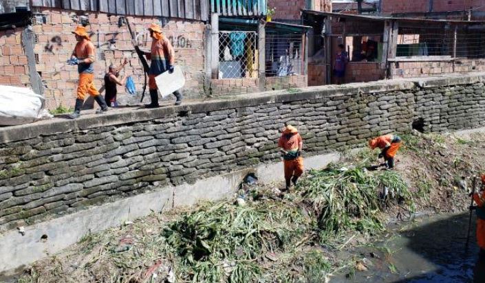 Prefeitura de Manaus realiza limpeza em igarapé do bairro Petrópolis