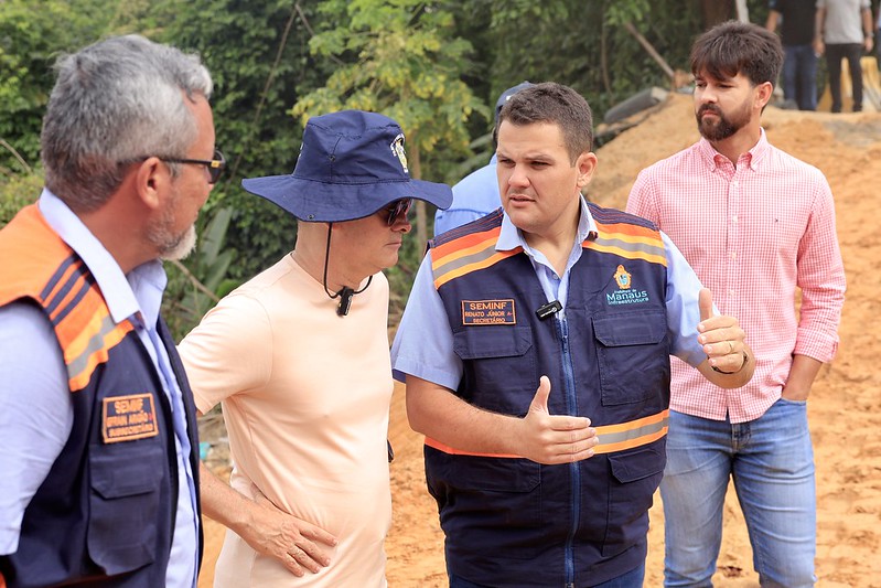 Prefeito e secretário da Seminf vistoriam obra de contenção em rua do bairro Nova Cidade