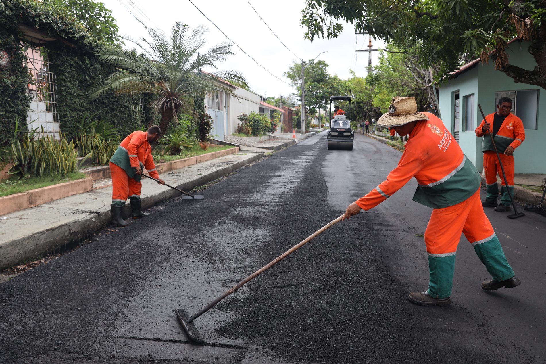 Seminf intensifica serviço de recapeamento asfáltico no bairro Alvorada, na Zona Centro-Oeste