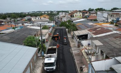 Prefeitura aplica 500 toneladas de asfalto em rua do bairro Flores após 15 anos sem manutenção