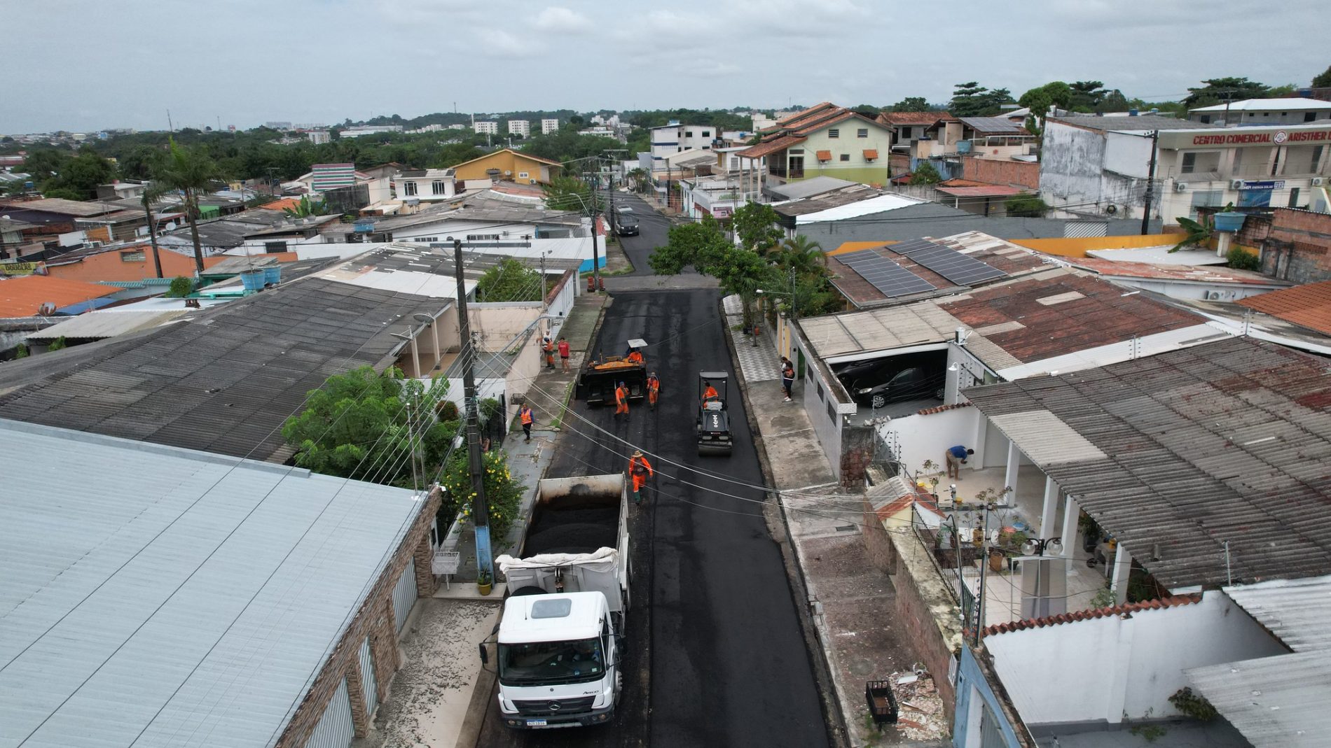 Prefeitura aplica 500 toneladas de asfalto em rua do bairro Flores após 15 anos sem manutenção