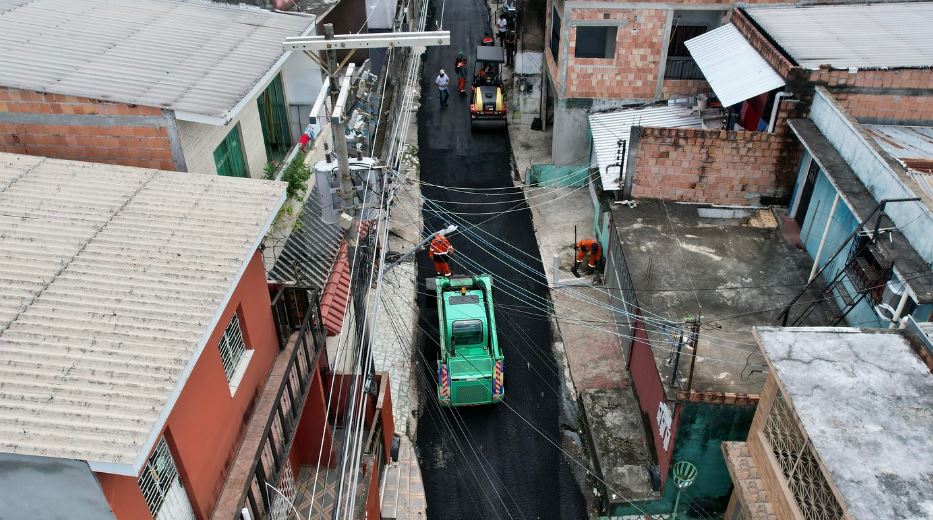 Prefeitura de Manaus avança em obras de recapeamento no bairro Compensa