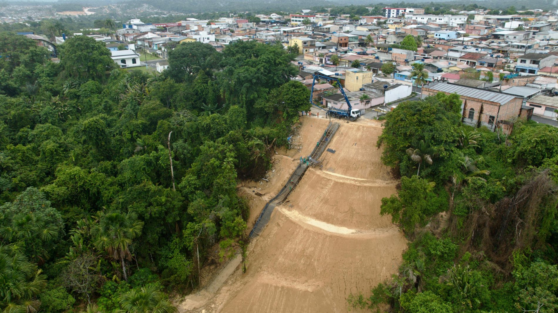 Prefeitura de Manaus constrói escada hidráulica de 60 metros em trecho de erosão na rua Albânia