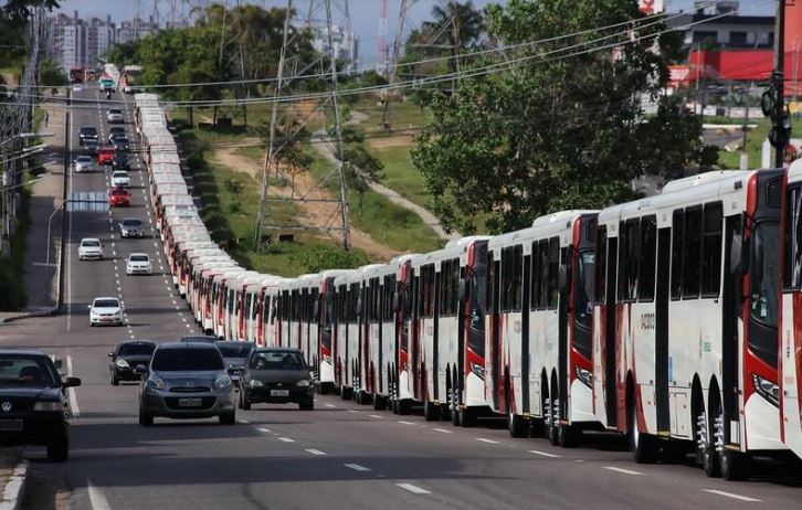 Prefeito entrega 50 novos ônibus, ampliando para 367 a renovação da frota do transporte público em Manaus