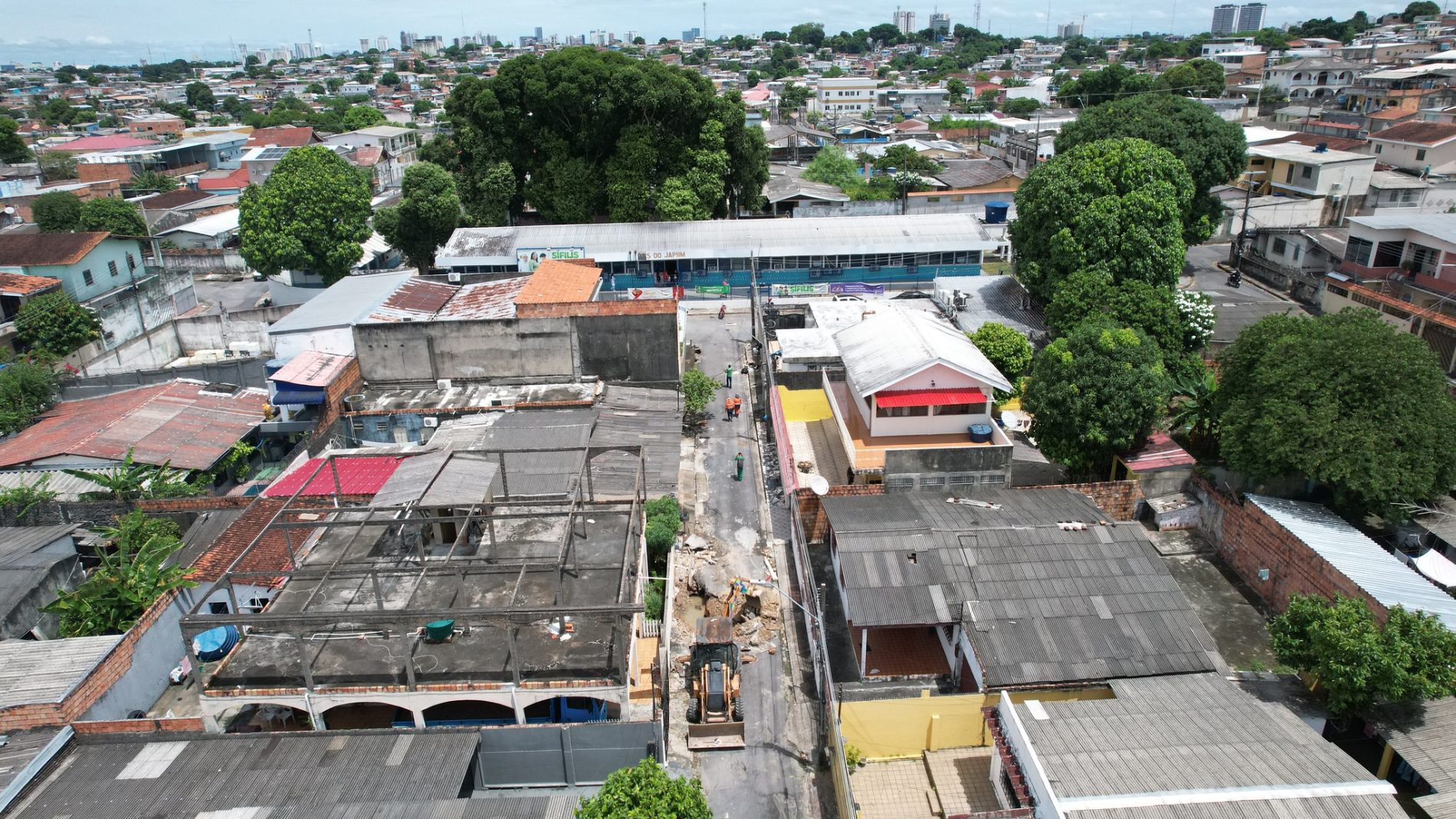 Prefeitura de Manaus recupera drenagem em rua no Japiim após formação de cratera e interdição da via