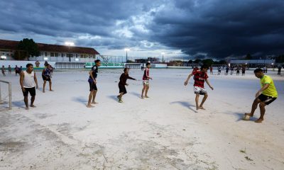 Prefeitura de Manaus entrega campo da Cean aos moradores da zona Sul após reforma