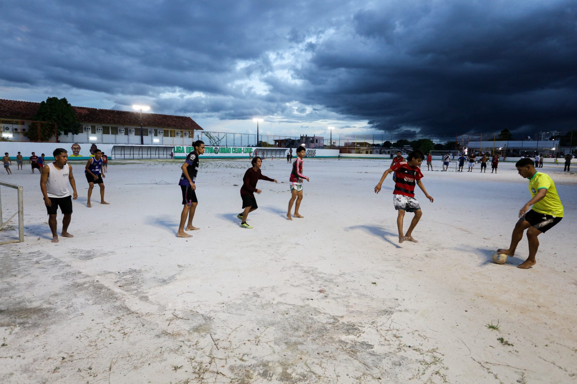 Prefeitura de Manaus entrega campo da Cean aos moradores da zona Sul após reforma