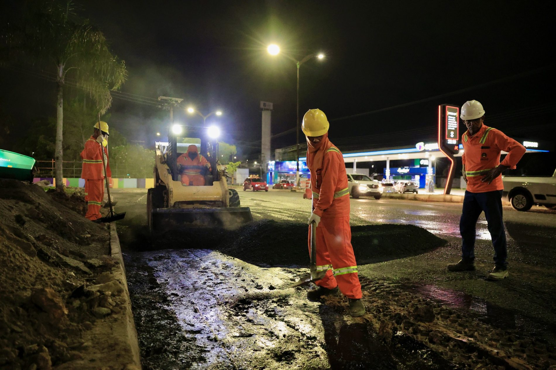 Em fase final do alargamento, prefeitura asfalta terceira faixa criada em trecho da avenida Rodrigo Otávio