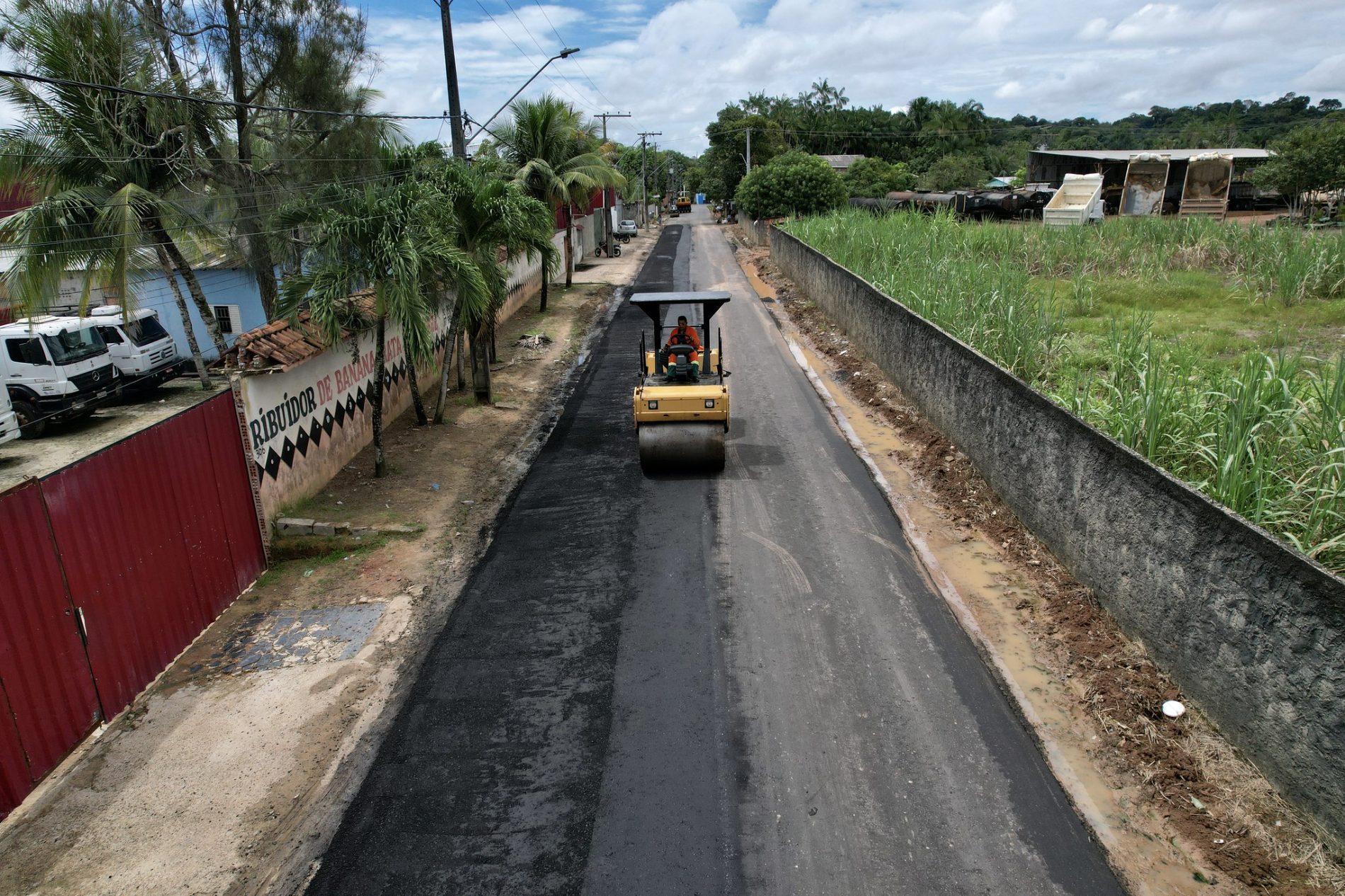 Seminf realiza pavimentação em rua no bairro Tarumã, Zona Oeste de Manaus