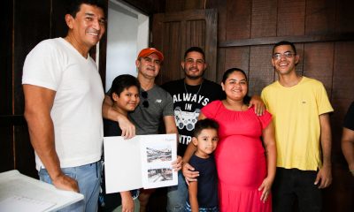 Prefeito entrega casas recuperadas para famílias vítimas de incêndios em Manaus