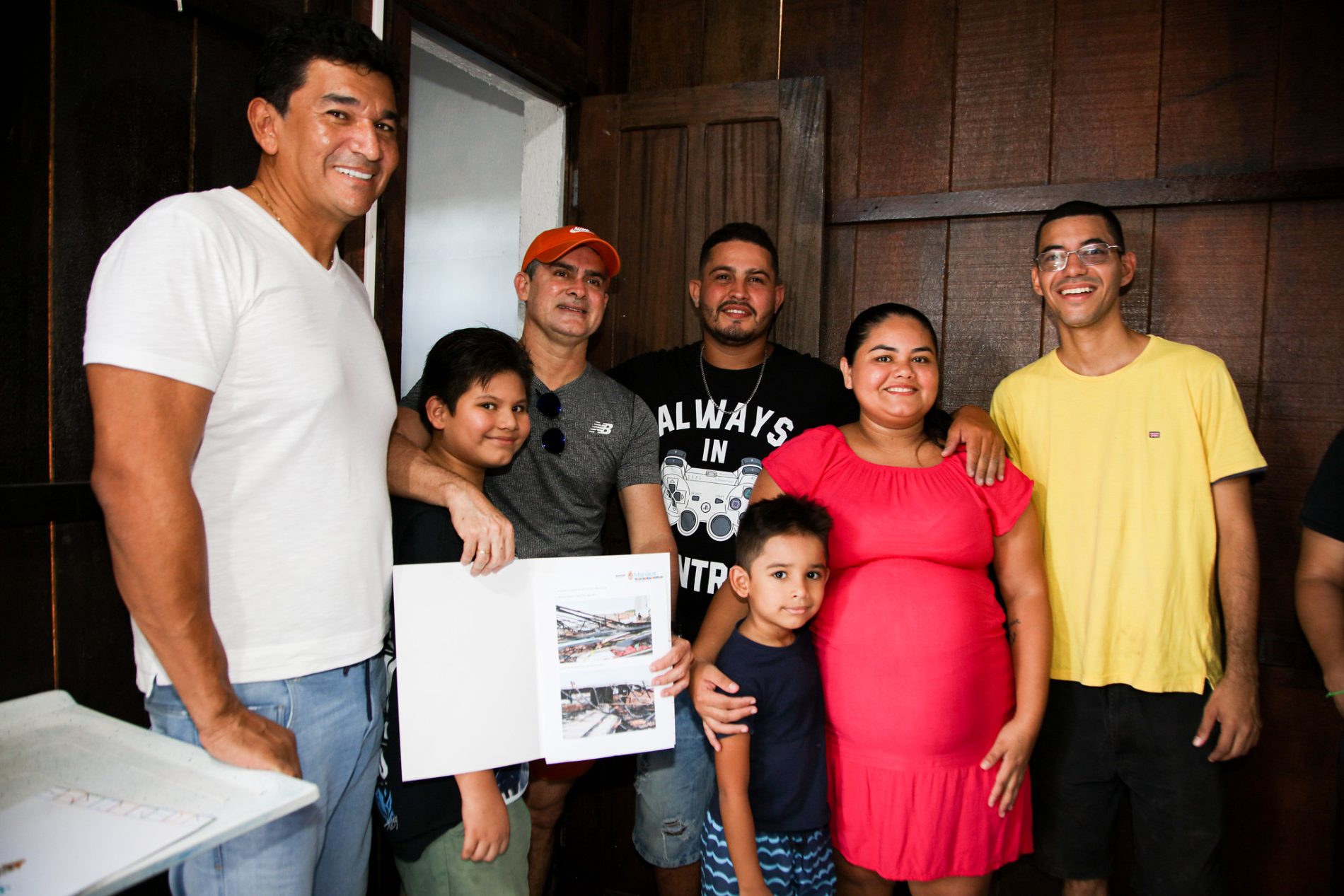 Prefeito entrega casas recuperadas para famílias vítimas de incêndios em Manaus