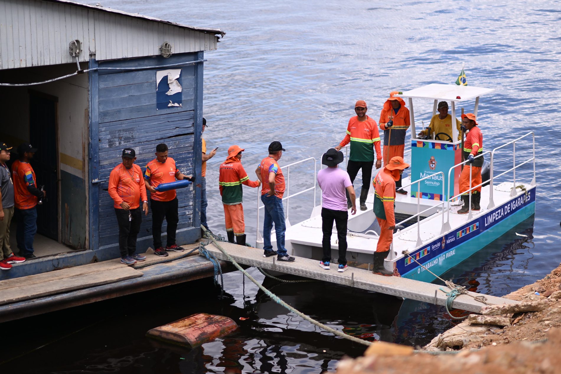 Prefeito David Almeida reforça a implantação de barco coletor na orla de Manaus