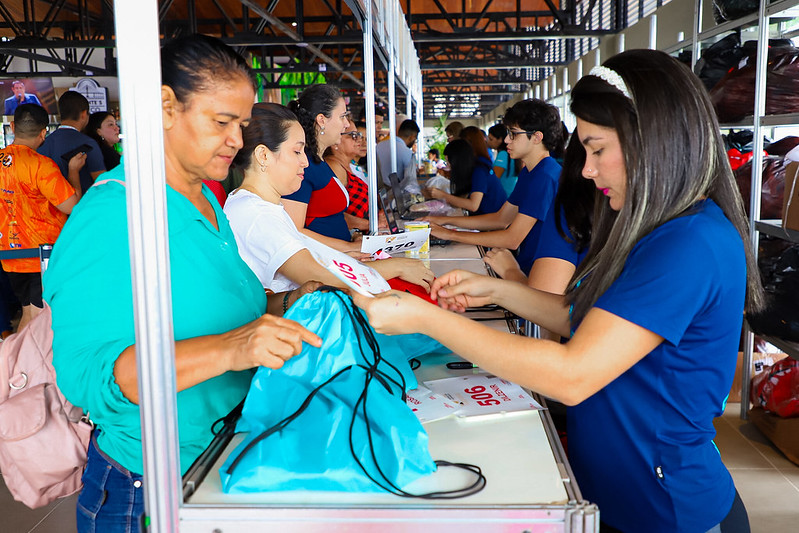 Prefeitura entrega kits da corrida Manaus em Movimento no mirante Lúcia Almeida