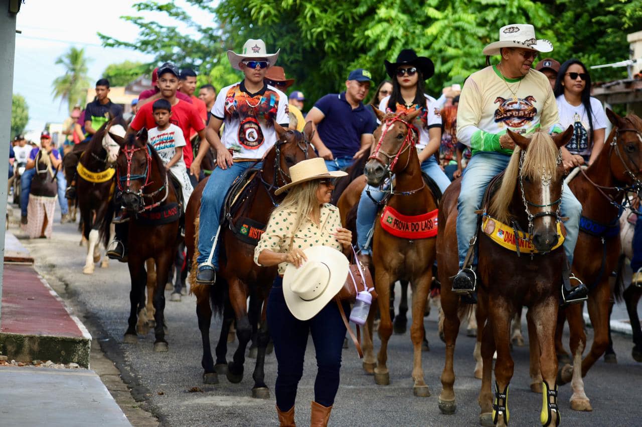 Nhamundá realiza abertura da Expoanh 2024 com a tradicional cavalgada pela cidade