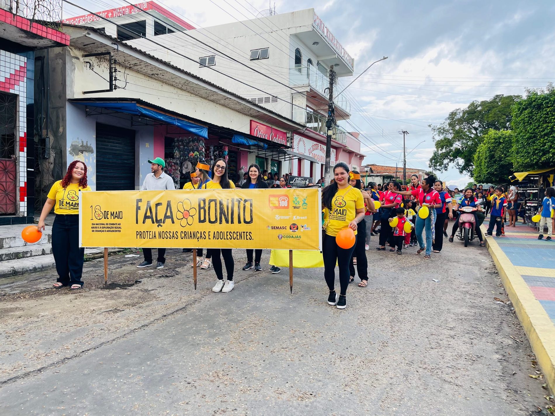 Codajás realiza caminhada da campanha ‘Faça Bonito’ em alusão ao Maio Laranja