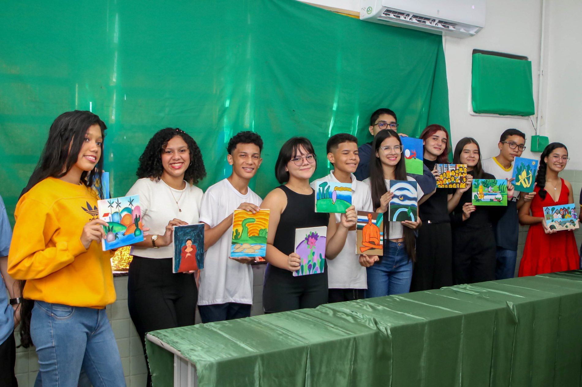 Alunos de escola municipal realizam exposição de arte modernista, em Manaus