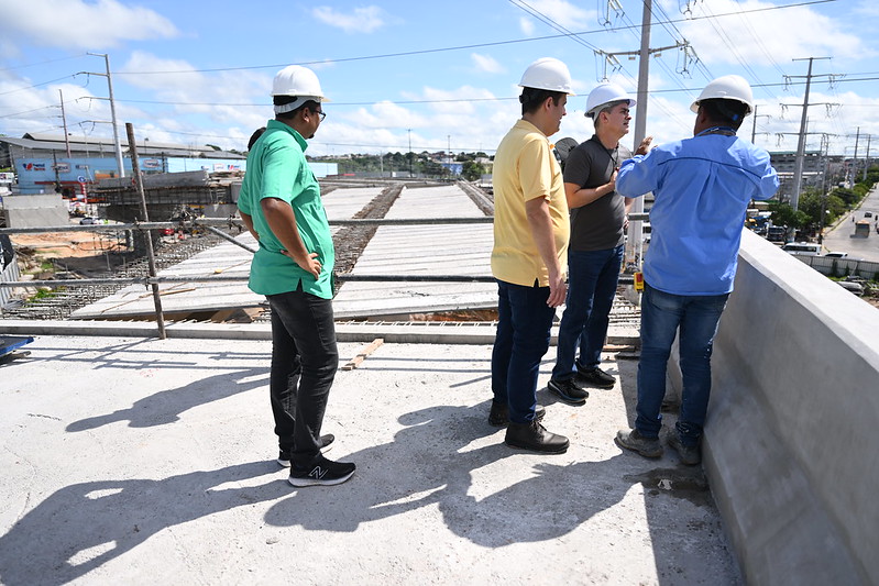 Prefeito David Almeida vistoria obras do complexo viário Rei Pelé, em Manaus