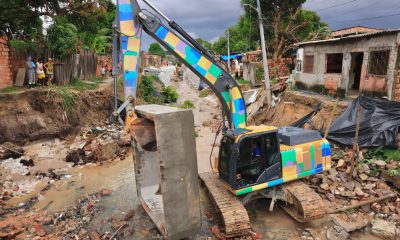 Prefeitura intensifica obra em rip-rap e na reconstrução da ponte que desabou na rua Rio Pitinga no São José