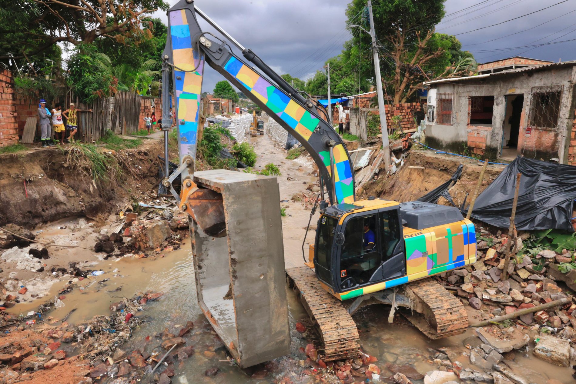 Prefeitura intensifica obra em rip-rap e na reconstrução da ponte que desabou na rua Rio Pitinga no São José