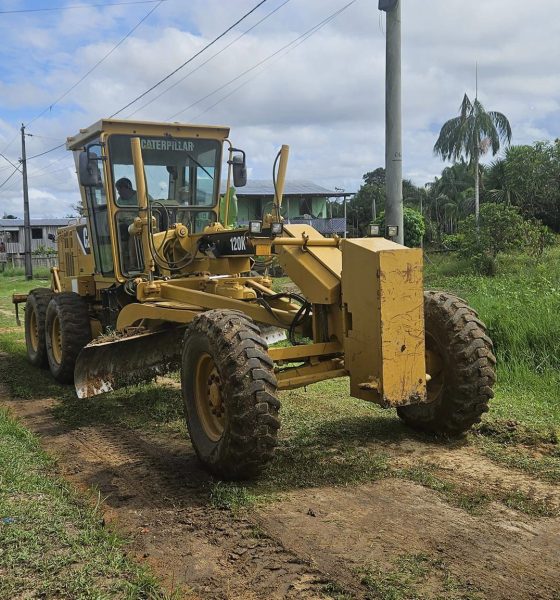 Codajás realiza serviços de limpeza e terraplanagem nas ruas do município