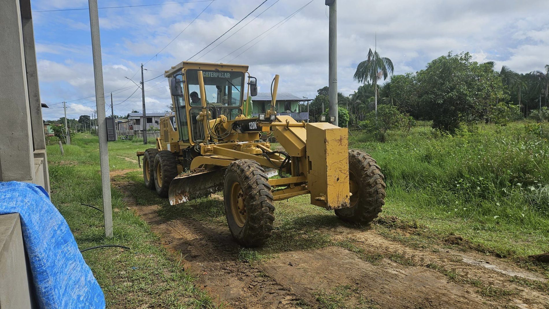 Codajás realiza serviços de limpeza e terraplanagem nas ruas do município